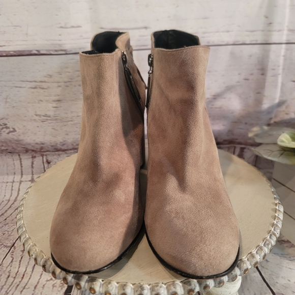 Rachel Zoe Twiggy Tan Suede Ankle Booties Size 8M - Picture 8 of 14